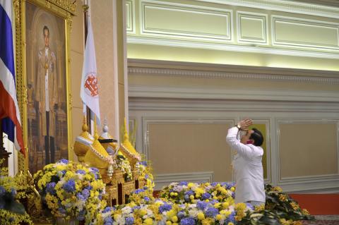 Thailand's newly appointed Prime Minister Prayuth Chan-ocha pays his respects as he receives the royal endorsement, in front of a portrait of Thai King Bhumibol Adulyadej, at the Royal Army headquarters in Bangkok