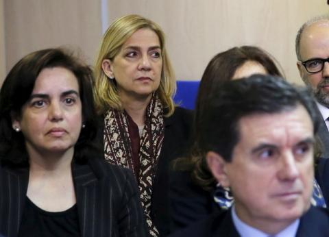 Spain's Princess Cristina (C) sits in court where she appears on charges of tax fraud, as a long-running investigation into the business affairs of her husband goes to trial, in Palma de Mallorca, Spain, January 11, 2016. PHOTO BY REUTERS/Ballesteros