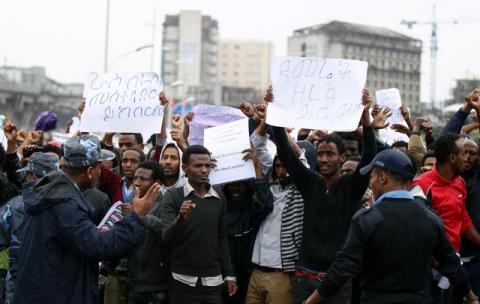 Policemen attempt to control protesters chanting slogans during a demonstration over what they say is unfair distribution of wealth in the country at Meskel Square in Ethiopia's capital Addis Ababa, August 6, 2016. PHOTO BY REUTERS/Tiksa Negeri