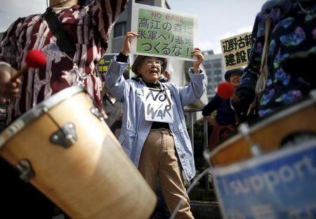 People protesting the planned relocation of the U.S. military base to Okinawa's Henoko coast shout slogans, at a rally in front of Prime Minister Shinzo Abe's official residence, as a meeting between Okinawa Governor Takeshi Onaga and Abe is holding, in Tokyo, April 17, 2015. PHOTO BY REUTERS/Issei Kato