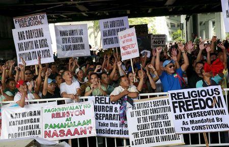 Filipino members of the Iglesia ni Cristo (Church of Christ) or INC display signs during a protest in Manila, August 29, 2015. PHOTO BY REUTERS/Romeo Ranoco