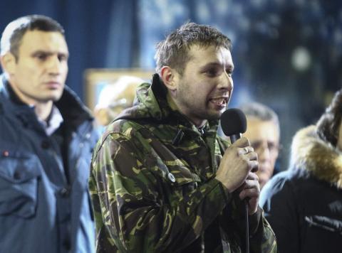 Anti-presidential protester Volodymyr Parasiuk addresses the crowd as opposition leader Vitaly Klitschko (L) looks on during a rally in Kiev