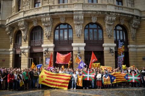Protesters carry Esteladas, Catalan separatist flags and Basque flags, during a rally in favour of a referendum on independence from Spain for the autonomous community of Catalonia, in the Basque city of Bilbao, Spain, September 9, 2017. PHOTO BY REUTERS/Vincent West