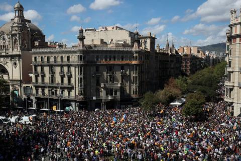 A crowd of protestors gather outside the Catalan region's economy ministry building after junior economy minister Josep Maria Jove was arrested by Spanish police during a raid on several government offices, in Barcelona, Spain, September 20, 2017. PHOTO BY REUTERS/Albert Gea