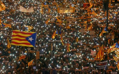 Protesters hold the lights of their mobile phones as they wave Estelada flags during a demonstration called by pro-independence associations asking for the release of jailed Catalan activists and leaders, in Barcelona, Spain, November 11, 2017. PHOTO BY REUTERS/Albert Gea