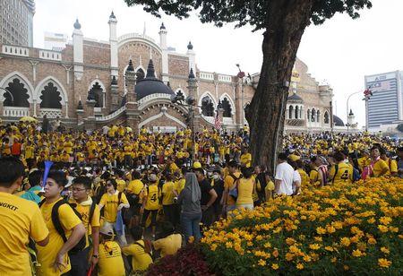 Supporters of pro-democracy group "Bersih" (Clean) gather near Dataran Mederka in Malaysia's capital city of Kuala Lumpur, August 29, 2015. PHOTO BY REUTERS/Edgar Su