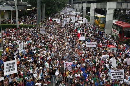 Thousands of protesters belonging to the Iglesia ni Cristo (Church of Christ) group march along EDSA highway in Mandaluyong, Metro Manila, August 30, 2015. PHOTO BY REUTERS/Erik De Castro