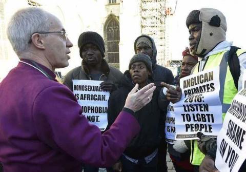 The Archbishop of Canterbury Justin Welby (L) speaks with protestors in the grounds of Canterbury Cathedral in Canterbury, southern Britain, January 15, 2016. PHOTO BY REUTERS/Toby Melville
