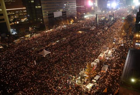 Protesters hold candles during an anti-government rally in central Seoul on November 19, 2016, aimed at forcing South Korean President Park Geun-Hye to resign over a corruption scandal. PHOTO BY REUTERS/Jung Yeon-Je