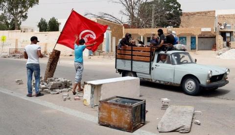 Protesters, who are demanding jobs and a share in revenue from the area's natural resources, react as they block the road which is usually used by foreign oil companies to go the oilfield in Tataouine, Tunisia, May 12, 2017. PHOTO BY REUTERS/Zoubeir Souissi