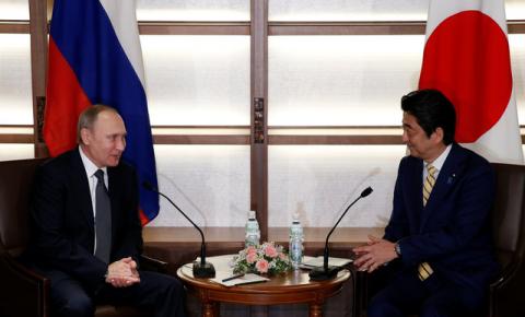 Russia's President Vladimir Putin (L) talks with Japan's Prime Minister Shinzo Abe at the start of their summit meeting in Nagato, Yamaguchi prefecture, Japan, December 15, 2016. PHOTO BY REUTERS/Toru Hanai