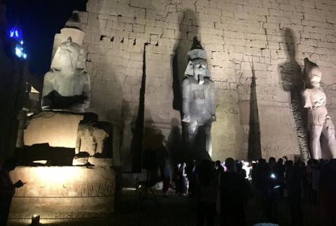 Tourists and Egyptians look at a huge granite statue of King Ramses II (C) after the completion of the restoration work, hours after the Egyptian Ministry of Antiquities revealed the contents of a Pharaonic cemetery on the western bank in Luxor, south of Cairo, Egypt, April 18, 2017. PHOTO BY REUTERS/ Sherif Fahmy