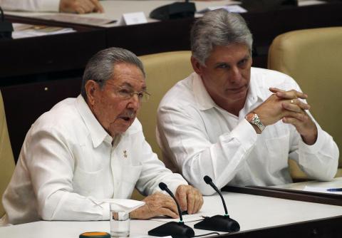 Cuba's President Raul Castro (L) speaks with his first vice-president Miguel Diaz Canel during a session of the National Assembly in Havana, December 20, 2014. PHOTO BY REUTERS/Enrique De La Osa