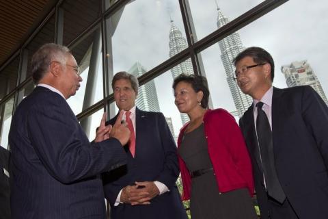 Malaysian Prime Minister Najib Razak (L) gestures to mimic the Petronas Twin Towers, seen in the background, with U.S. Secretary of State John Kerry (2nd L), U.S. Secretary of Commerce Penny Pritzker and U.S. Ambassador to Malaysia Joseph Yun (R) at an innovators event during the Global Entrepreneurship Summit at the Kuala Lumpur Convention Centre in Kuala Lumpur, October 11, 2013. PHOTO BY REUTERS/Jacquelyn Martin