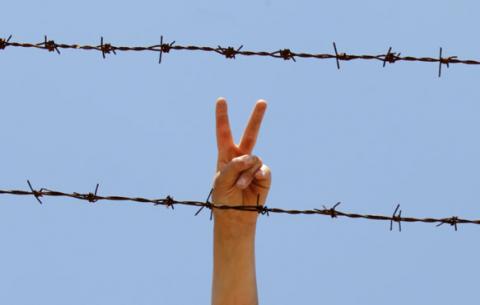 A Syrian flashes V-sign at a refugee camp in the Turkish border town of Altinozu in Hatay province, June 17, 2011. PHOTO BY REUTERS/Umit Bektas