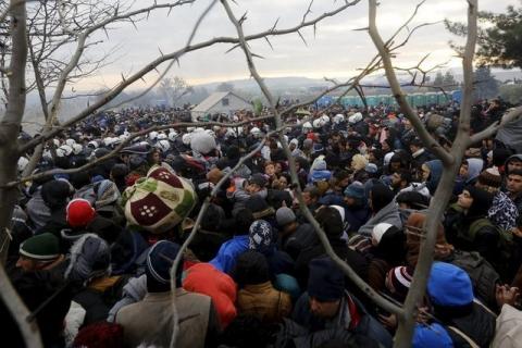 Refugees wait to cross the Greek-Macedonian border near the village of Idomeni, Greece, December 4, 2015. PHOTO BY REUTERS/Yannis Behrakis