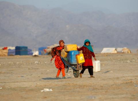 Afghan refugee girls carry drinking water in containers at a refugee camp on the outskirts of Jalalabad, Afghanistan, February 12, 2017. PHOTO BY REUTERS/Parwiz