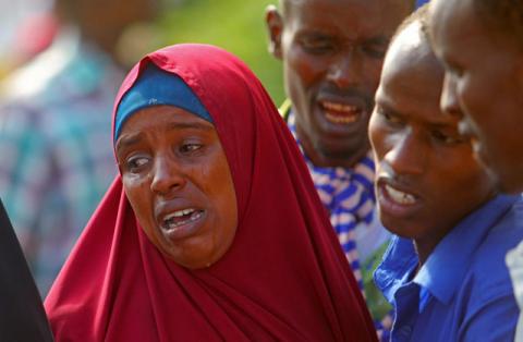 Relatives mourn the killing of their kin in an attack by Somali forces and supported by U.S. troops, at the Madina hospital in Mogadishu, Somalia, August 25, 2017. PHOTO BY REUTERS/Feisal Omar