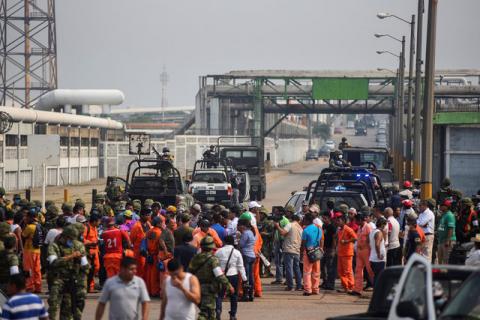 Relatives of injured or missing workers stand in front of Mexican marines blocking the access to Mexican national oil company Pemex's Pajaritos petrochemical complex in Coatzacoalcos, Veracruz state, Mexico, April 21, 2016. PHOTO BY REUTERS/Angel Hernandez