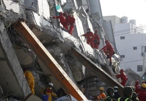 Rescue personnel work at the site where a 17 story apartment building collapsed from an earthquake in Tainan, southern Taiwan, February 7, 2016. PHOTO BY REUTERS/Pichi Chuang