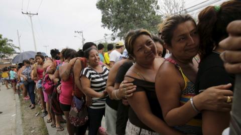 Local residents line up to receive food in Manta, after an earthquake struck off Ecuador's Pacific coast, April 21, 2016. REUTERS/Henry Romero
