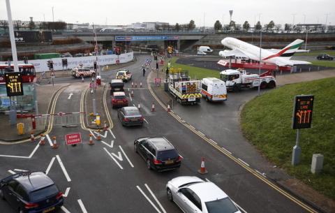 Armed police open the road leading to the approach tunnel to Heathrow Airport, west London, Britain, November 26, 2015. PHOTO BY REUTERS/Peter Nicholls