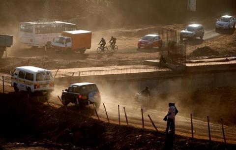 People and vehicles are seen on a road under construction in Nairobi, Kenya, January 25, 2017. PHOTO BY REUTERS/Goran Tomasevic