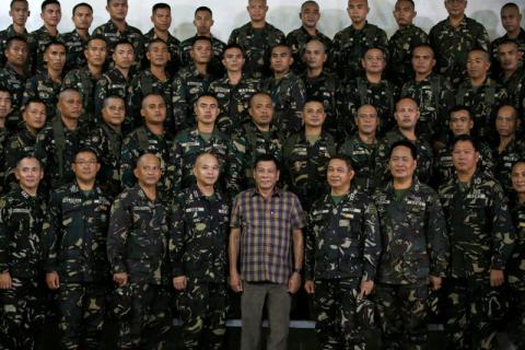 Philippine President Rodrigo Duterte poses with soldiers during a visit at Capinpin military camp in Tanay, Rizal in the Philippines, August 24, 2016. PHOTO BY REUTERS/Erik De Castro