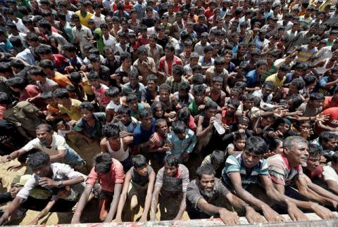 Rohingya refugees react as aid is distributed in Cox's Bazar, Bangladesh, September 21, 2017. PHOTO BY REUTERS/Cathal McNaughton