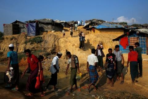 Rohingya refugees make their way at the Kutupalong refugee camp near Cox's Bazar, Bangladesh, December 19, 2017. PHOTO BY REUTERS/Alkis Konstantinidis