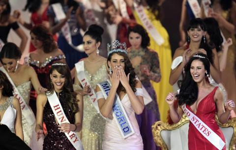 Rolene Strauss of South Africa (C) is crowned Miss World 2014 at the ExCel Centre in east London, December 14, 2014. PHOTO BY REUTERS/Toby Melville
