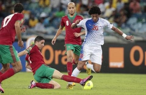 Cape Verde's Ryan Mendes (R) dribbles the ball past Morocco's Issam El Ado (L), Abdelaziz Barrada and Karim El Ahmadi (2nd R) during their African Nations (AFCON 2013) Cup Group A soccer match in Durban, January 23, 2013. PHOTO BY REUTERS/Rogan Ward