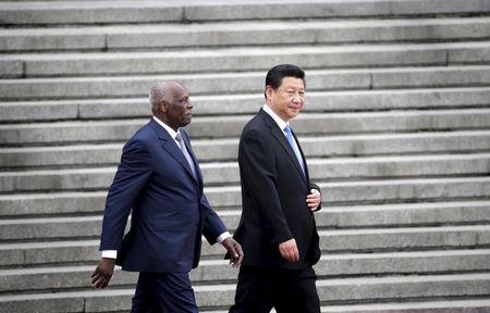 Angola's President Jose Eduardo Dos Santos (L) and China's President Xi Jinping attend a welcoming ceremony outside the Great Hall of the People in Beijing, June 9, 2015. PHOTO BY REUTERS/Jason Lee