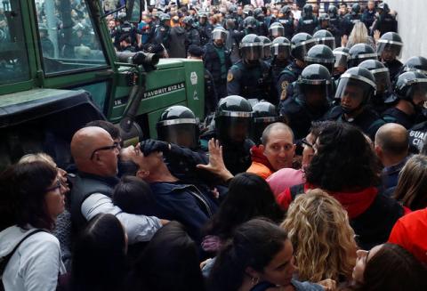 Scuffles break out as Spanish Civil Guard officers force their way through a crowd and into a polling station for the banned independence referendum where Catalan President Carles Puigdemont was supposed to vote in Sant Julia de Ramis, Spain, October 1, 2017. PHOTO BY REUTERS/Juan Medina