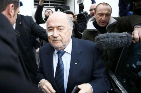 FIFA President Sepp Blatter is surrounded by media as he arrives for a news conference in Zurich, Switzerland, December 21, 2015. PHOTO BY REUTERS/Arnd Wiegmann
