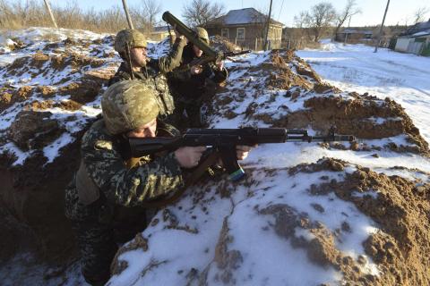 Ukrainian servicemen guard their position in the village of Luhanska, Luhansk region, January 24, 2015. PHOTO BY REUTERS/Oleksandr Klymenko
