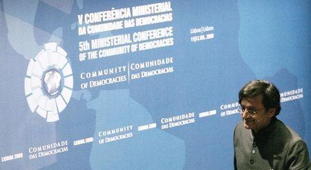 Shashi Tharoor arrives at the 5th Ministerial conference of the Community of Democracies in Lisbon, July 12, 2009. PHOTO BY REUTERS/Nacho Doce