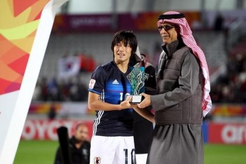Head Sheikh Salman bin Ebrahim Al-Khalifa (R) gives a trophy to Japan's Nakajima Shoya, January 30, 2016. PHOTO BY REUTERS/Ibraheem Al Omari