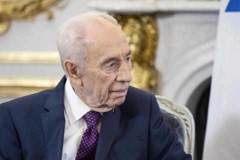 Former Israeli President Shimon Peres discusses with French President Francois Hollande (Not pictured) during a meeting at the Elysee Palace in Paris, France, March 25, 2016. PHOTO BY REUTERS/Etienne Laurent