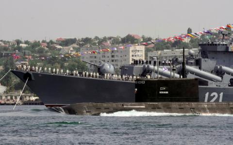 The Rostov-On-Don submarine sails past the guided missile cruiser Moskva during the Navy Day celebrations in Sevastopol, Crimea, July 31, 2016. PHOTO BY REUTERS/Pavel Rebrov