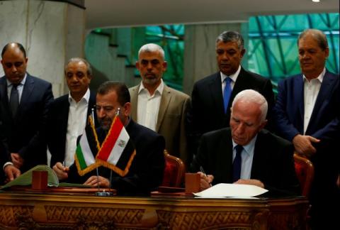 Head of Hamas delegation Saleh Arouri and Fatah leader Azzam Ahmad sign a reconciliation deal in Cairo, Egypt, October 12, 2017. PHOTO BY REUTERS/Amr Abdallah Dalsh