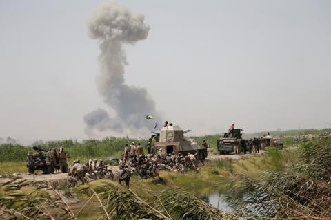 Smoke rises from clashes near Falluja, Iraq, May 25, 2016. PHOTO BY REUTERS/Thaier Al-Sudani