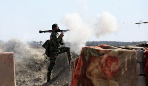 An Iraqi soldier launches a rocket-propelled grenade towards Islamic State militants, west of Falluja, February 4, 2016. PHOTO BY REUTERS/Stringer