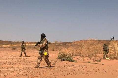 Nigerien special forces troops debrief with their Canadian trainers after drills at the Flintlock exercises in Ouallam, Niger, April 18, 2018. PHOTO BY REUTERS/Aaron Ross
