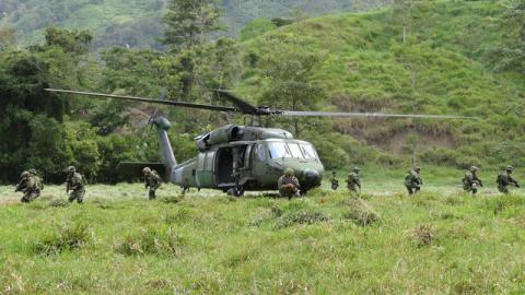 Soldiers of the Colombian army disembark from a helicopter in a zone previously occupied by FARC rebels, in Saiza, Colombia, February 3, 2017. PHOTO BY REUTERS/Luis Jaime Acosta