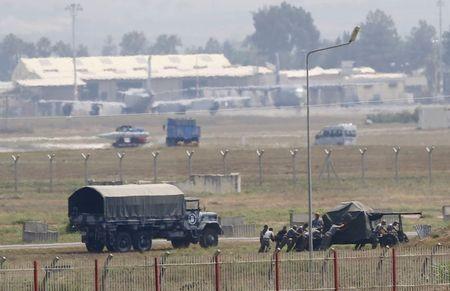 Turkish soldiers position an anti-aircraft gun at Incirlik airbase in the southern city of Adana, Turkey, July 27, 2015. PHOTO BY REUTERS/Murad Sezer