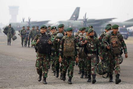 Indonesian soldiers arrive at Talang Betutu airport in Palembang to reinforce firefighter teams in south Sumatra province, September 10, 2015. PHOTO BY REUTERS/Beawiharta