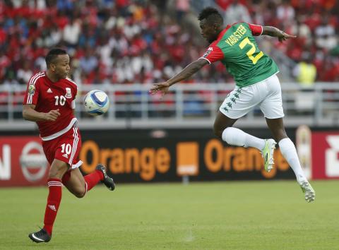 Burkina Faso's Steeve Yago challenges Equatorial Guinea's Emilio Nsue (L) during their 2015 African Cup of Nations Group A soccer match in Bata, January 21, 2015. PHOTO BY REUTERS/Mike Hutchings