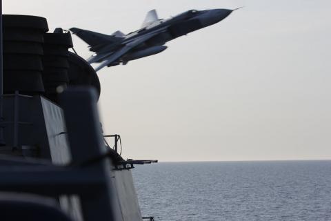 A Russian Sukhoi SU-24 attack aircraft making a very low pass close to the U.S. guided missile destroyer USS Donald Cook in the Baltic Sea, April 13, 2016. PHOTO BY REUTERS/US Navy