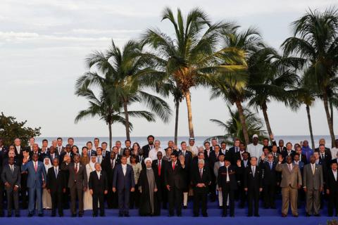 Venezuela's President Nicolas Maduro (centre R), Iranian President Hassan Rouhani (centre L) and other presidents, leaders and head of delegations pose for a family photo during the 17th Non-Aligned Summit in Porlamar, Venezuela, September 17, 2016. PHOTO BY REUTERS/Marco Bello